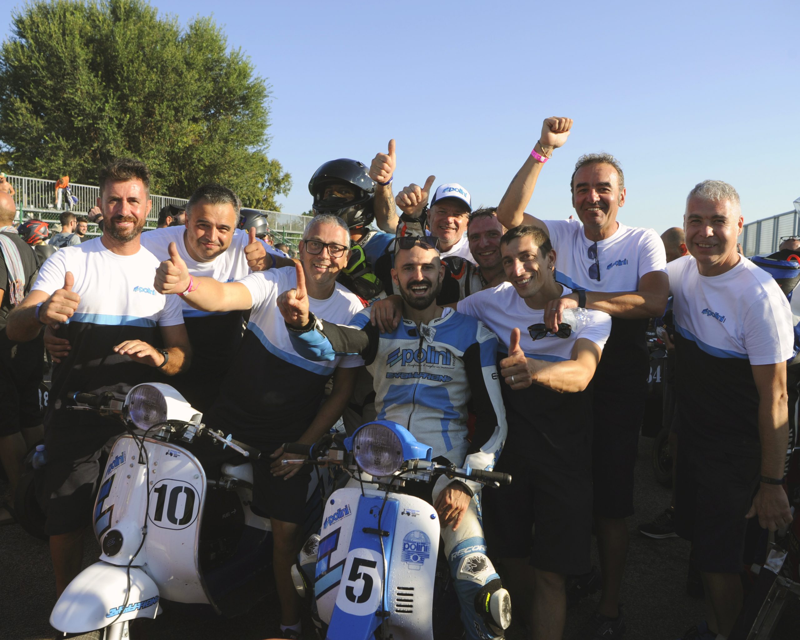 Team Polini festeggia la vittoria alla Pomposa 500 Km con Vespa da competizione / Polini team celebrating Pomposa 500 Km victory / Équipe Polini victoire Pomposa 500 Km / Equipo Polini victoria Pomposa 500 Km
